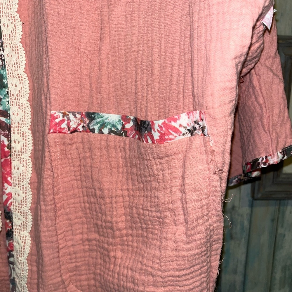 🌸POL Small Flamingo Pink Kimono Style Jacket with Lace Accents Floral Trim P006 - Picture 7 of 8